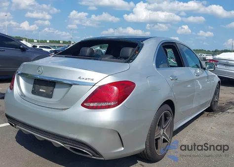 2015 Mercedes-Benz C 300 4Matic/Luxury 4Matic/Sport 4Matic z USA, uszkodzony, nr VIN 55SWF4KB9FU063928